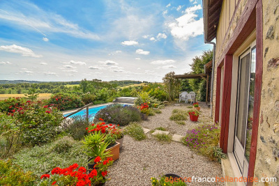 5-bedroom villa with swimming pool and almost 2 acres 