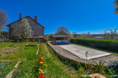 House with barns, swimming pool and close to 4 acres