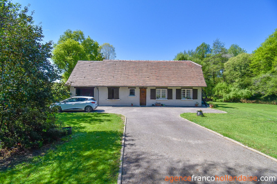 A gem with its lake and 2,7 acres