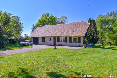 A gem with its lake and 2,7 acres
