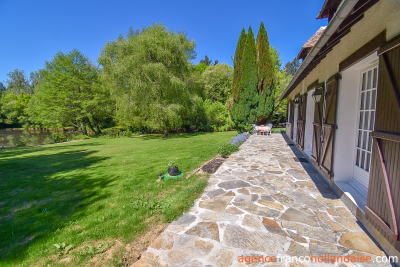 A gem with its lake and 2,7 acres
