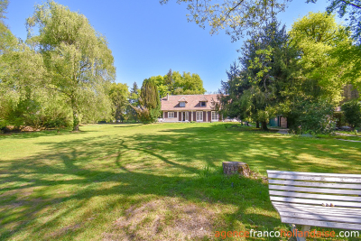 A gem with its lake and 2,7 acres