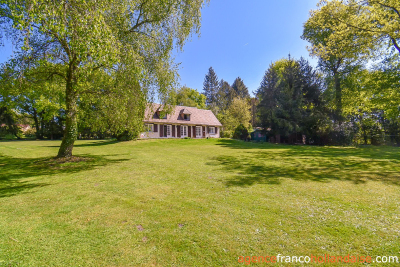 A gem with its lake and 2,7 acres