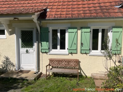 House with swimming pool and large wooded garden 