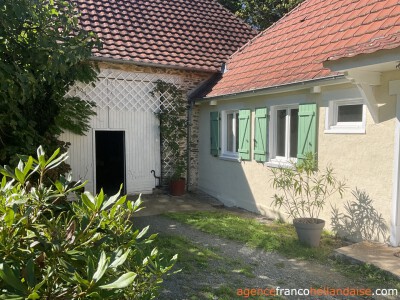 House with swimming pool and large wooded garden 