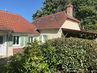 House with swimming pool and large wooded garden 