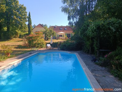 House with swimming pool and large wooded garden 