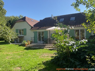 House with swimming pool and large wooded garden 