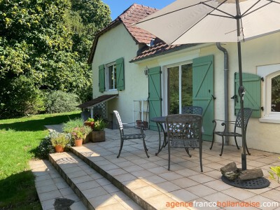 House with swimming pool and large wooded garden 