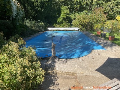 House with swimming pool and large wooded garden 