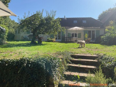 House with swimming pool and large wooded garden 