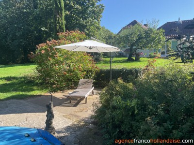House with swimming pool and large wooded garden 