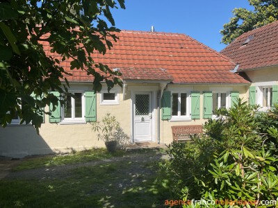 House with swimming pool and large wooded garden 