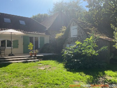 House with swimming pool and large wooded garden 