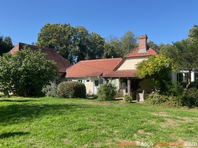 House with swimming pool and large wooded garden 