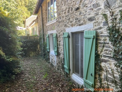 House with swimming pool and large wooded garden 