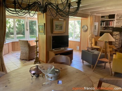 House with swimming pool and large wooded garden 